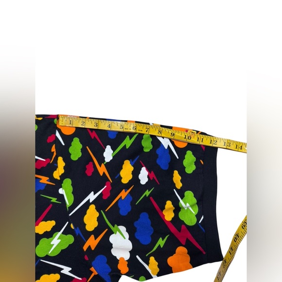 YO ME .Dynamic Black and Orange Polo Shirt with Geometric Pattern - Picture 5 of 7